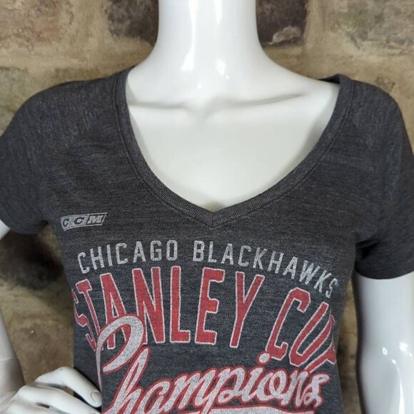 Chicago blackhawks Stanley Cup Tee Shirt Woman's Size Large Gray V-Neck Graphic - Picture 3 of 12